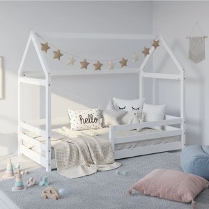 Weißes Kinder-Hausbett 80x160 aus Kiefernholz mit Lattenrost, Rausfallschutz und Sternengirlande.
