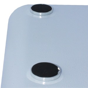 Detailaufnahme der Füße des blau-weißen mySafe 350 Elektronik-Möbel-Tresors.