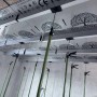 Montage von schwarzen Colortree Akustikpaneelen (4 Stk.) an einer Decke mit Montagewerkzeug.