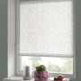 Gardinia EasyFix Rollo Jahreszeit, 60x150 cm, weiß mit Blattmuster, am Fenster.