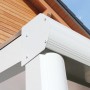 Detailansicht einer weißen Terrassenüberdachung Garda aus Aluminium mit klaren Doppelstegplatten.
