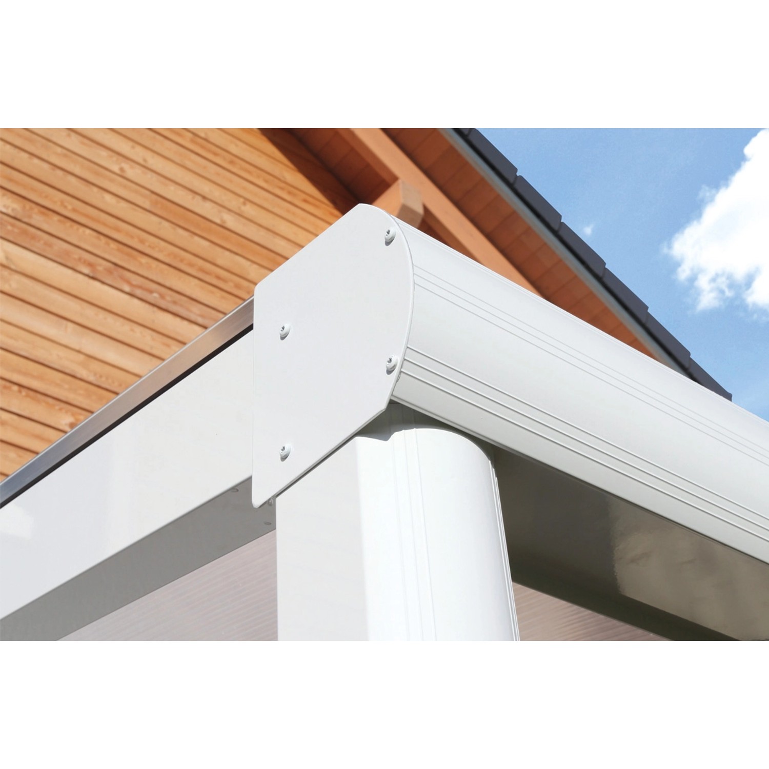 Detailansicht einer weißen Terrassenüberdachung Garda aus Aluminium mit klaren Doppelstegplatten.