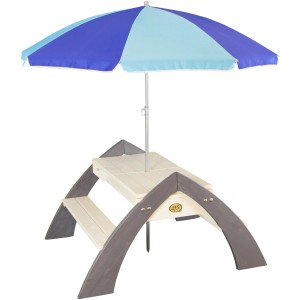Sand- und Wassertisch Delta mit blauem Sonnenschirm, ideal für Kinder zum Spielen im Garten.