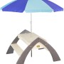 Sand- und Wassertisch Delta mit blauem Sonnenschirm, ideal für Kinder zum Spielen im Garten.