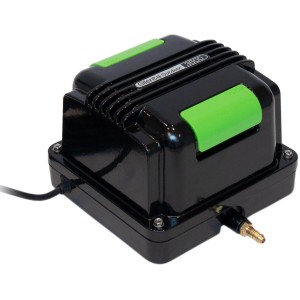 Velda Teichbelüftungspumpe Silenta Outdoor 3600, schwarzes Gehäuse mit grünen Akzenten.