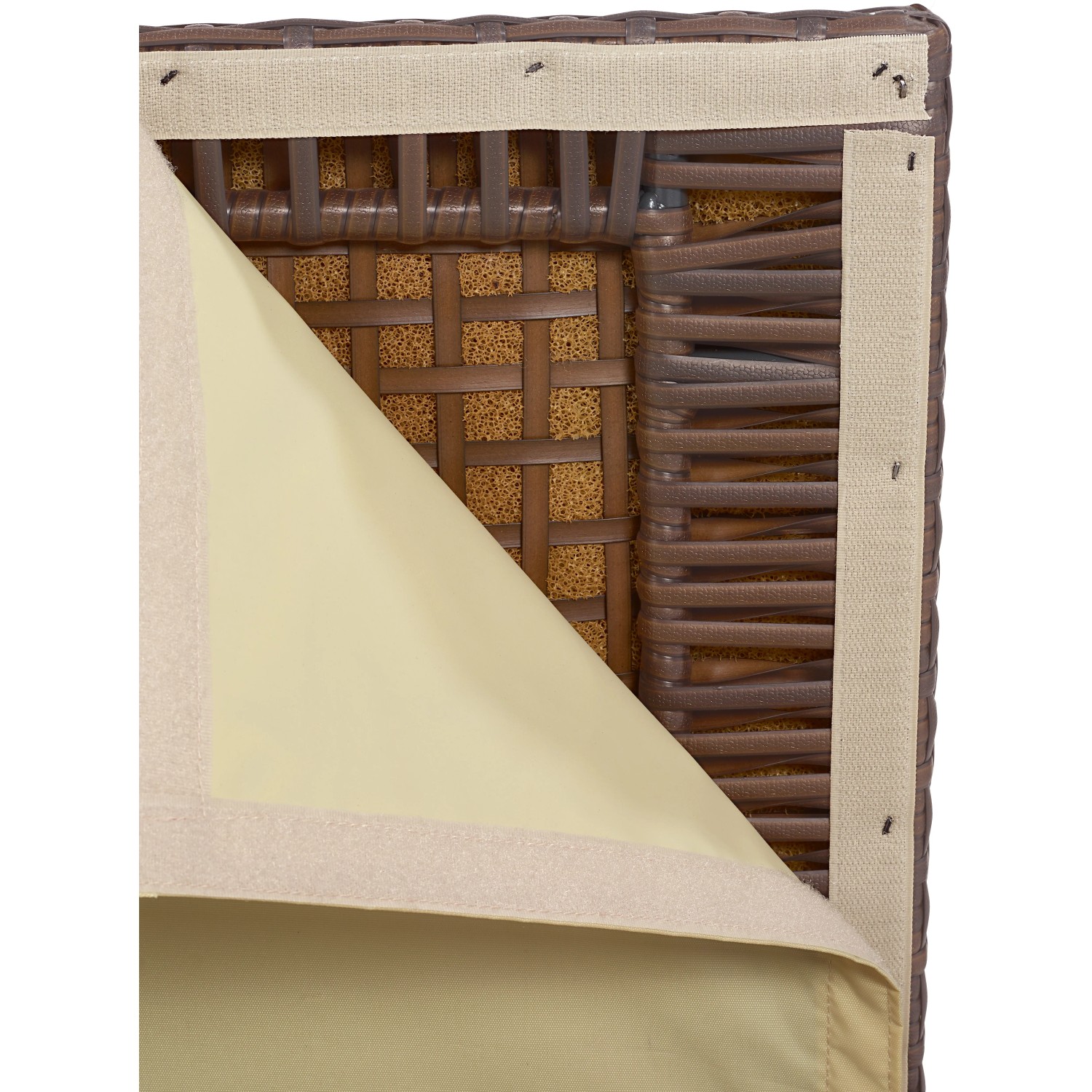 Detailansicht der braunen Kissenbox Davenport mit Polyrattan-Geflecht und Innenverkleidung.