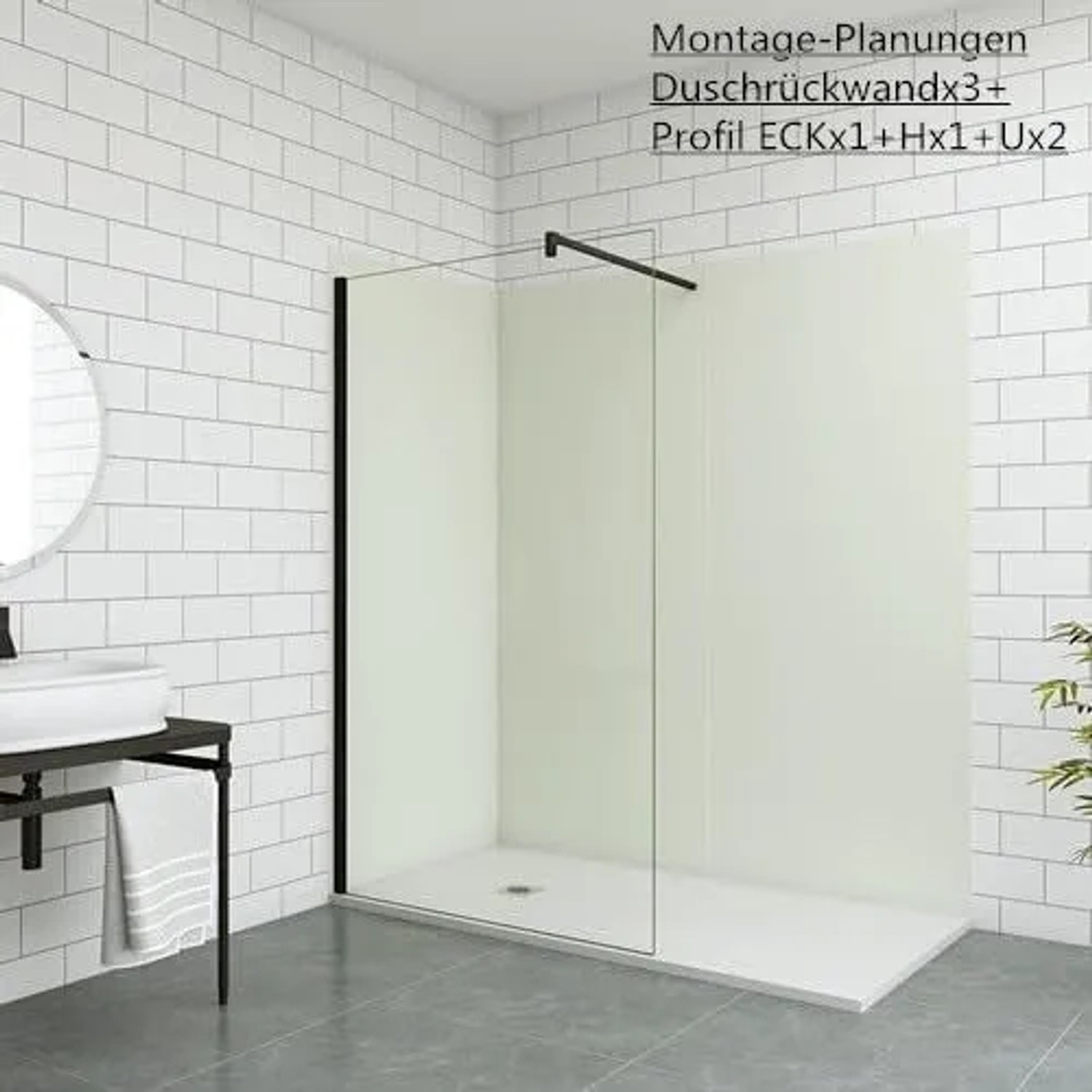 Elfenbeinweiße Duschrückwand aus Aluverbundplatte als Fliesenersatz in moderner Dusche. Einfache Wandverkleidung.