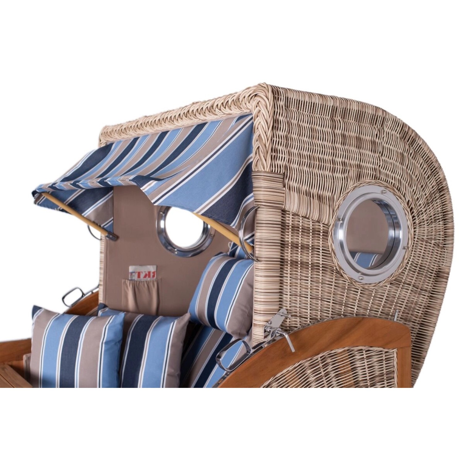 Detailansicht des XL Strandkorbs Ammersee Grande aus Teak mit Bullauge und blau-beige gestreiften Kissen.