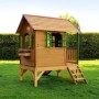 Axi Tom Spielhaus aus Holz in Braun-Grün mit roter Rutsche im Garten.