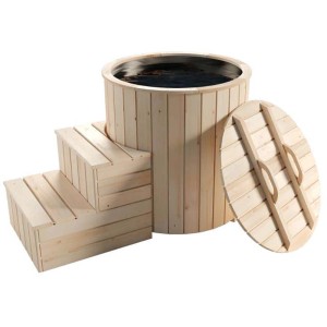 FinnTherm Cold Tub Holzpool mit Treppe und Deckel aus Fichte, gefüllt mit Wasser.