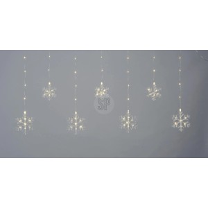 Lichtervorhang mit warmweißen Mikro-LEDs und mehreren leuchtenden Schneeflocken. Festliche Innendekoration.