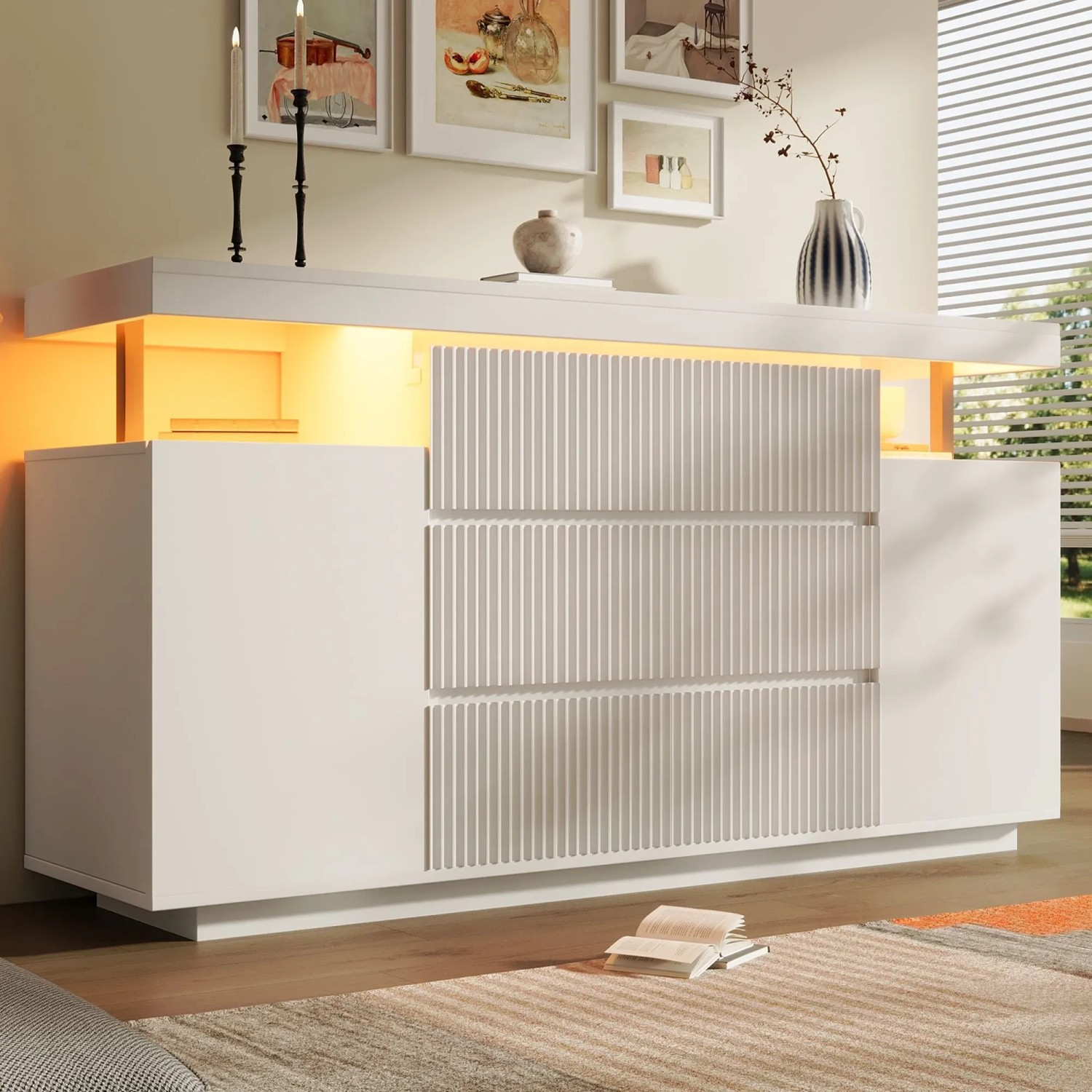 Weißes Sideboard 150 cm mit LED-Beleuchtung und Riffelfronten. Moderne Kommode für Wohnzimmerschränke.