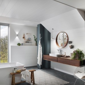 Modernes Badezimmer mit weißen Kronoflooring Decken- und Wandpaneelen in Uni Weiß glänzend.