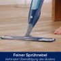 Bona Premium Spray Mop für Parkettböden im Einsatz, feiner Sprühnebel sichtbar.