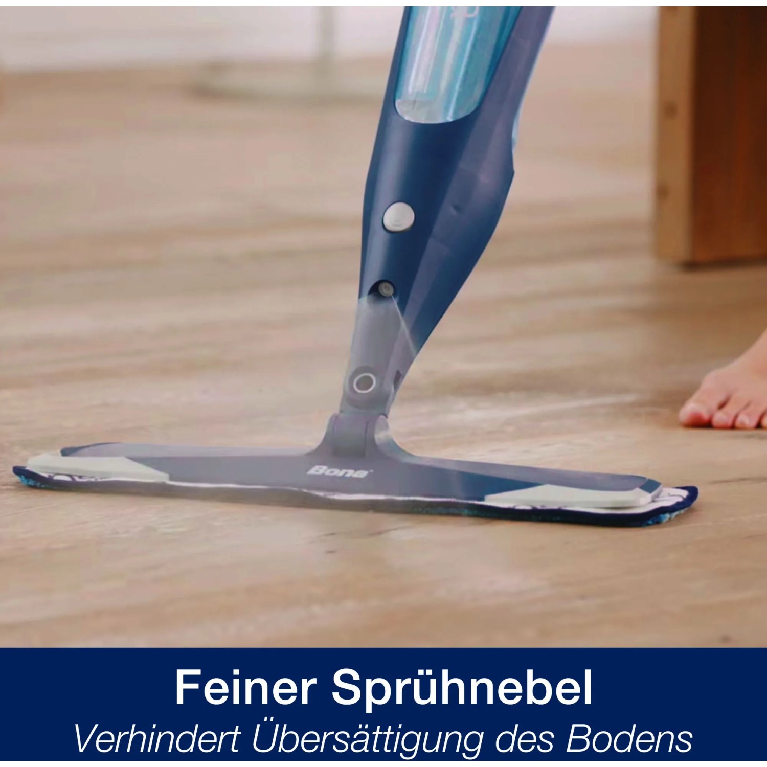 Bona Premium Spray Mop für Parkettböden im Einsatz, feiner Sprühnebel sichtbar.