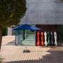 Kettler Stockschirm Easy Push, Ø 300 cm, silber-natur mit weiteren Farben im Hintergrund.