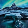 Komar Fototapete Vlies: Winterlandschaft mit Berg und Nordlichtern, 200x250 cm.