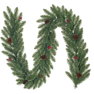 Grüne, frostige Weihnachtsgirlande mit Tannenzapfen und roten Beeren. Festliche Dekoration für Weihnachten.