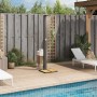 Schwarze vidaXL Gartendusche aus Poly Rattan und Akazienholz im Garten.