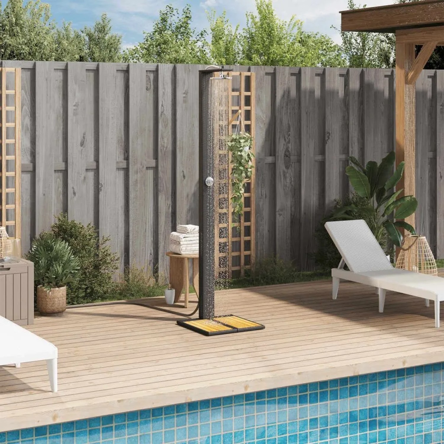 Schwarze vidaXL Gartendusche aus Poly Rattan und Akazienholz im Garten.