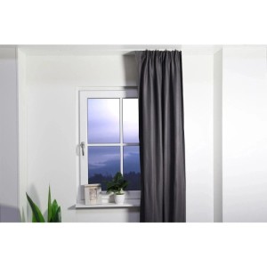 Weiße 1-Lauf Gardinenschiene zur Deckenmontage, minimalistisch, mit aufgehängtem grauen Vorhang am Fenster.