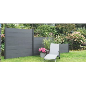 Anthrazitfarbener WPC-Steckzaun Tjörn im Garten, flexibel anpassbarer Sichtschutz.