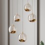 Moderne LED Pendelleuchte Hayley mit 5 transparenten Glaskugeln und goldenem Dekor für Wohnzimmer.