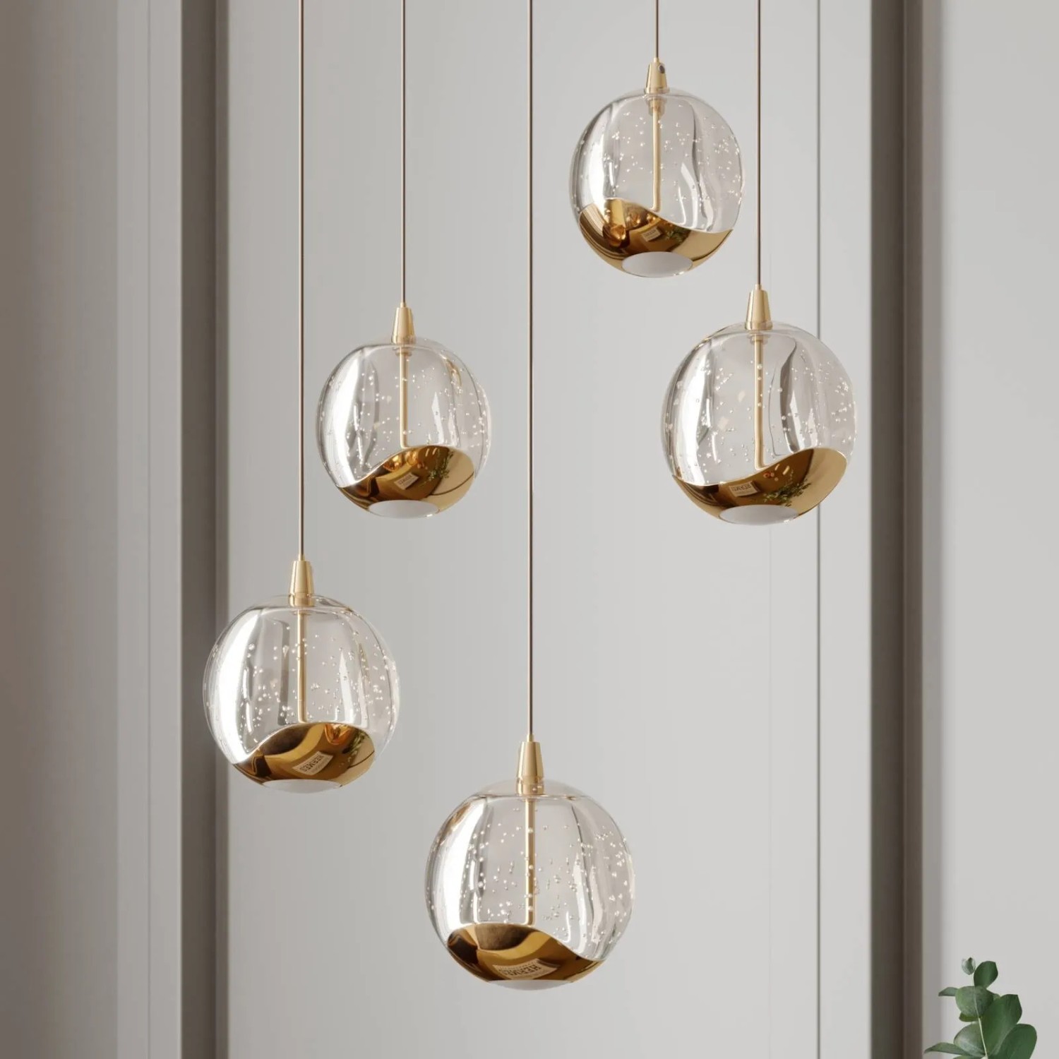 Moderne LED Pendelleuchte Hayley mit 5 transparenten Glaskugeln und goldenem Dekor für Wohnzimmer.