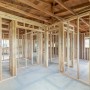 Holzrahmenbau mit Konstruktionsholz aus Douglasie, 2,8x4,5x300 cm, für den Innenausbau.