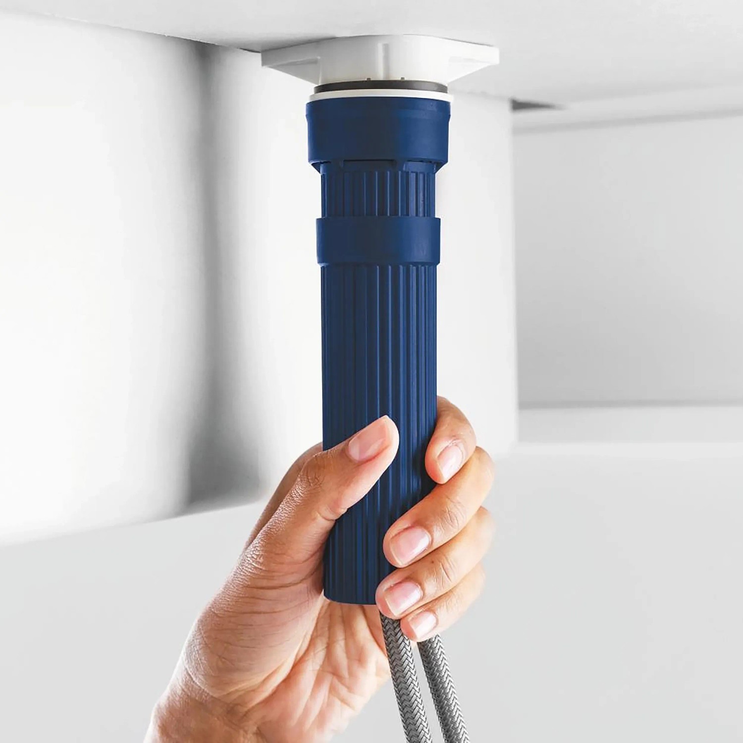 Detailaufnahme der Montage der Grohe QuickFix Küchenarmatur in Chrom.