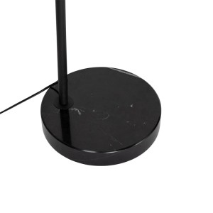 Detailaufnahme der schwarzen Bogenlampe Arc mit Marmorfuß von QAZQA.