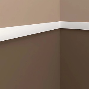 Weiße PROFHOME Wandleiste/Stuckleiste (2 m) an einer Wand im Innenraum.