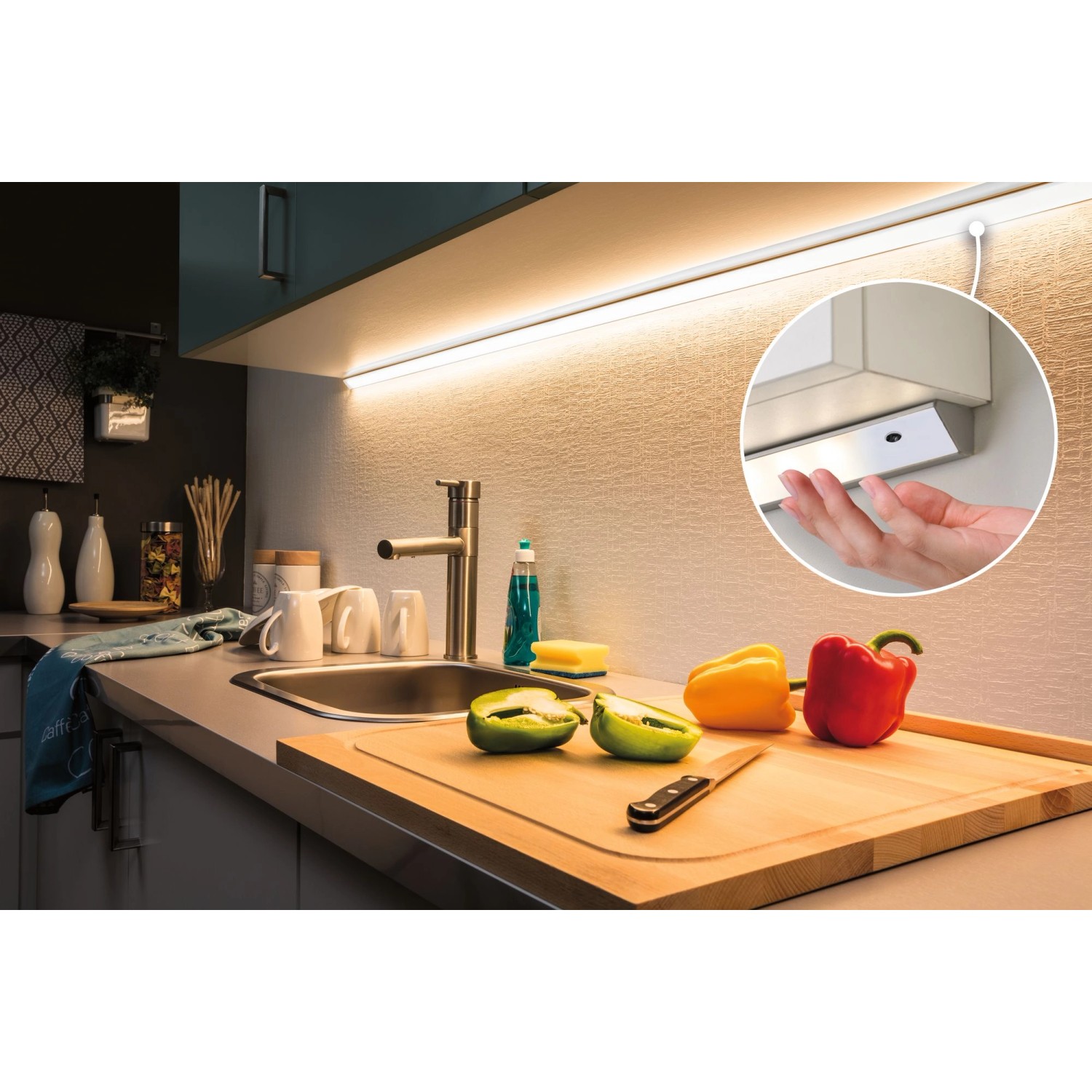MaxLED Profilsensor Touchless in Küche mit LED-Streifen unter Hängeschrank. Hand vor Sensor.