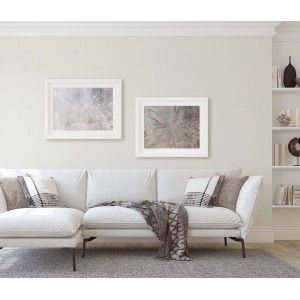 Wohnzimmer mit Guido Maria Kretschmer Vliestapete Fusion in Ecru an der Wand.