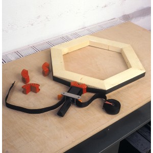 LUX Bandspanner Comfort 4 m beim Spannen eines Holzrahmens mit Kunststoffbacken.