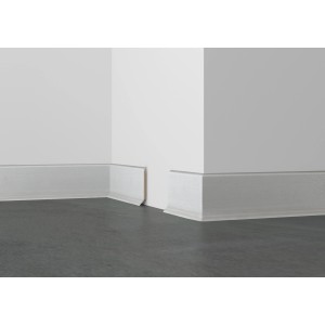 Schwarze System 9 Kernsockelleiste (60mm x 14mm x 2550mm) am Wandanschluss.