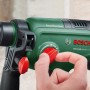 Detailaufnahme des Bosch Akku-Bohrhammers UniversalHammer 18 V beim Einstellen.