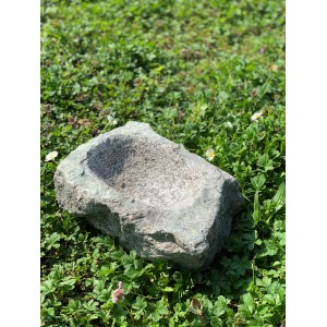 Vogeltränke aus Schwarzwaldgranit, handgemeißelt, 20x30cm, auf einer grünen Wiese.