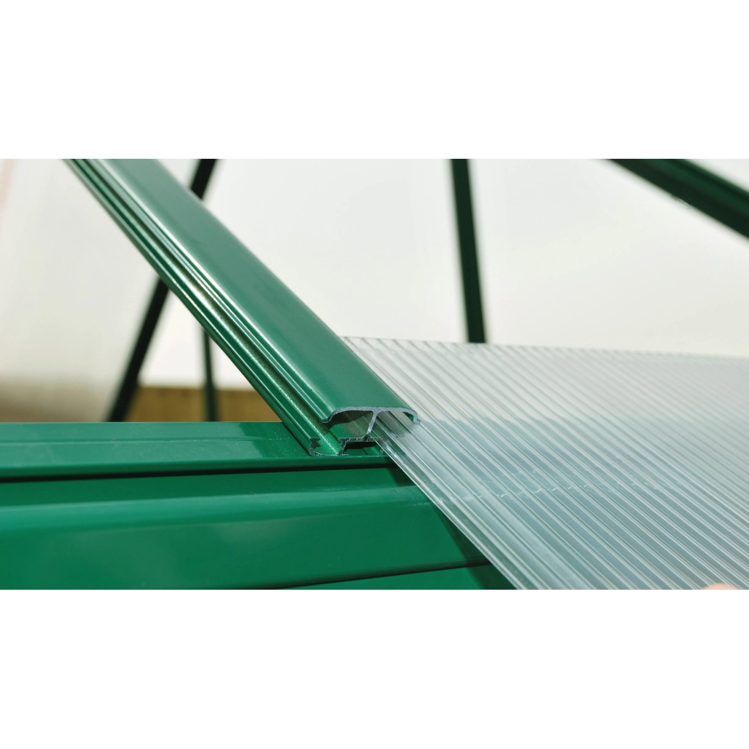 Detailaufnahme: Grüne Aluminiumprofile und Hohlkammerplatten des CANOPIA Gewächshaus Mythos.