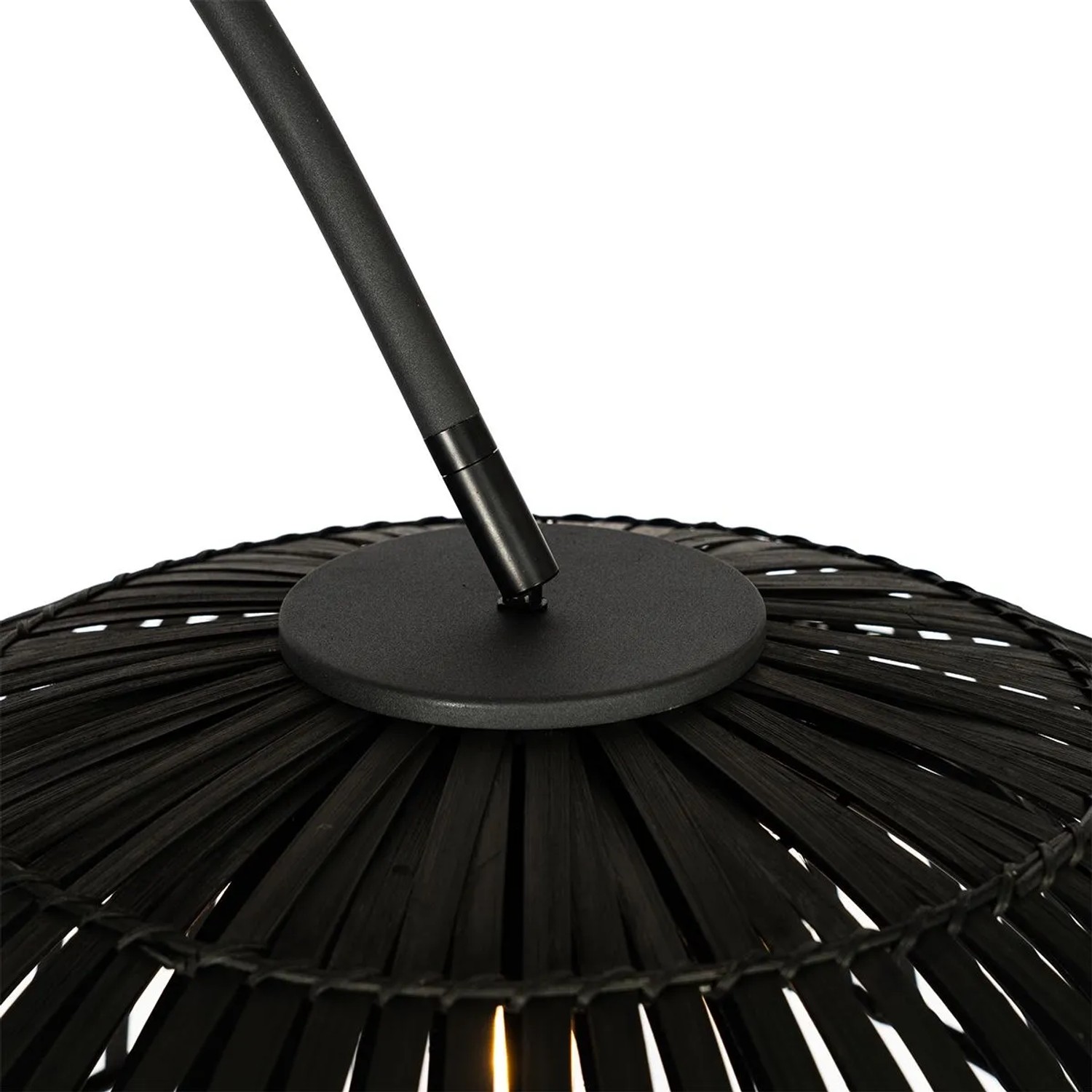 Detailaufnahme der orientalischen Bogenlampe Pua mit schwarzem Bambusschirm.