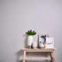 Beige Uni-Tapete von PROFHOME (383211-GU) an Wand im Raum.