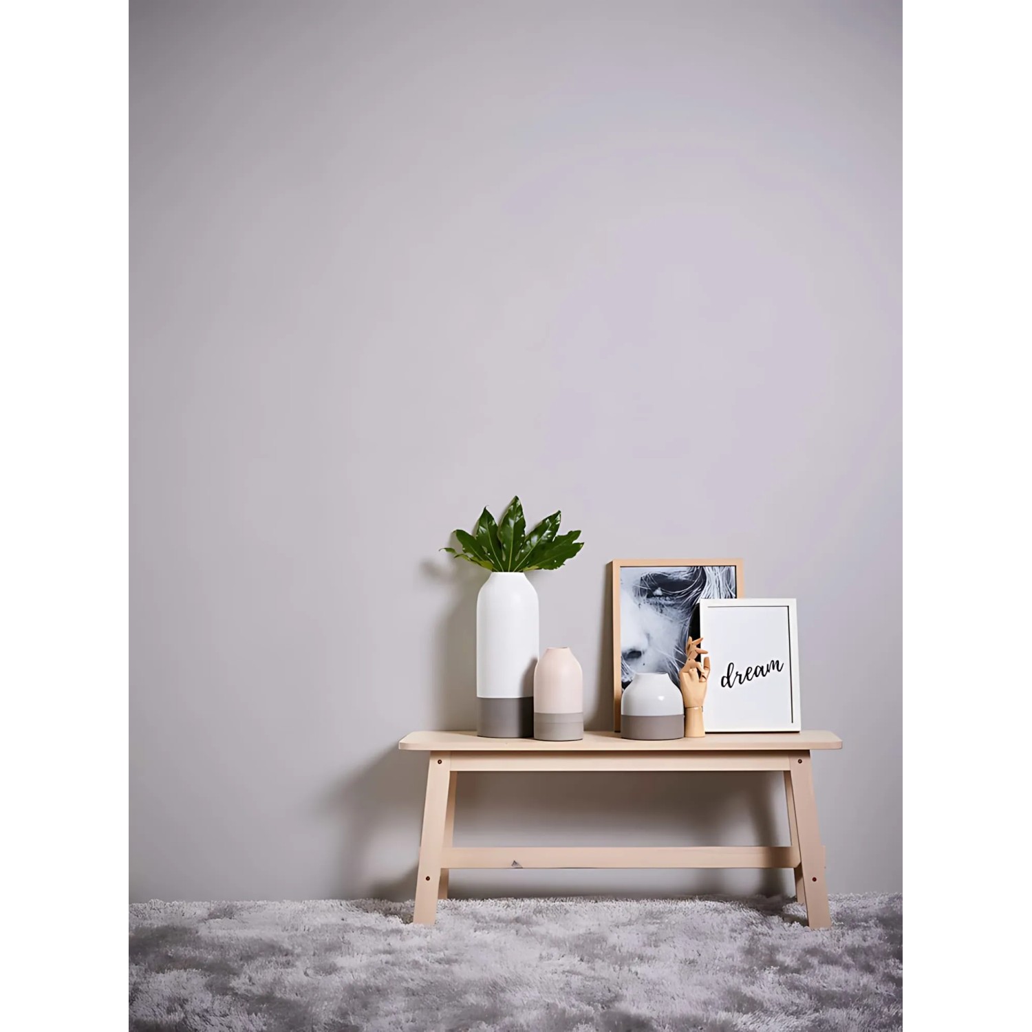 Beige Uni-Tapete von PROFHOME (383211-GU) an Wand im Raum.