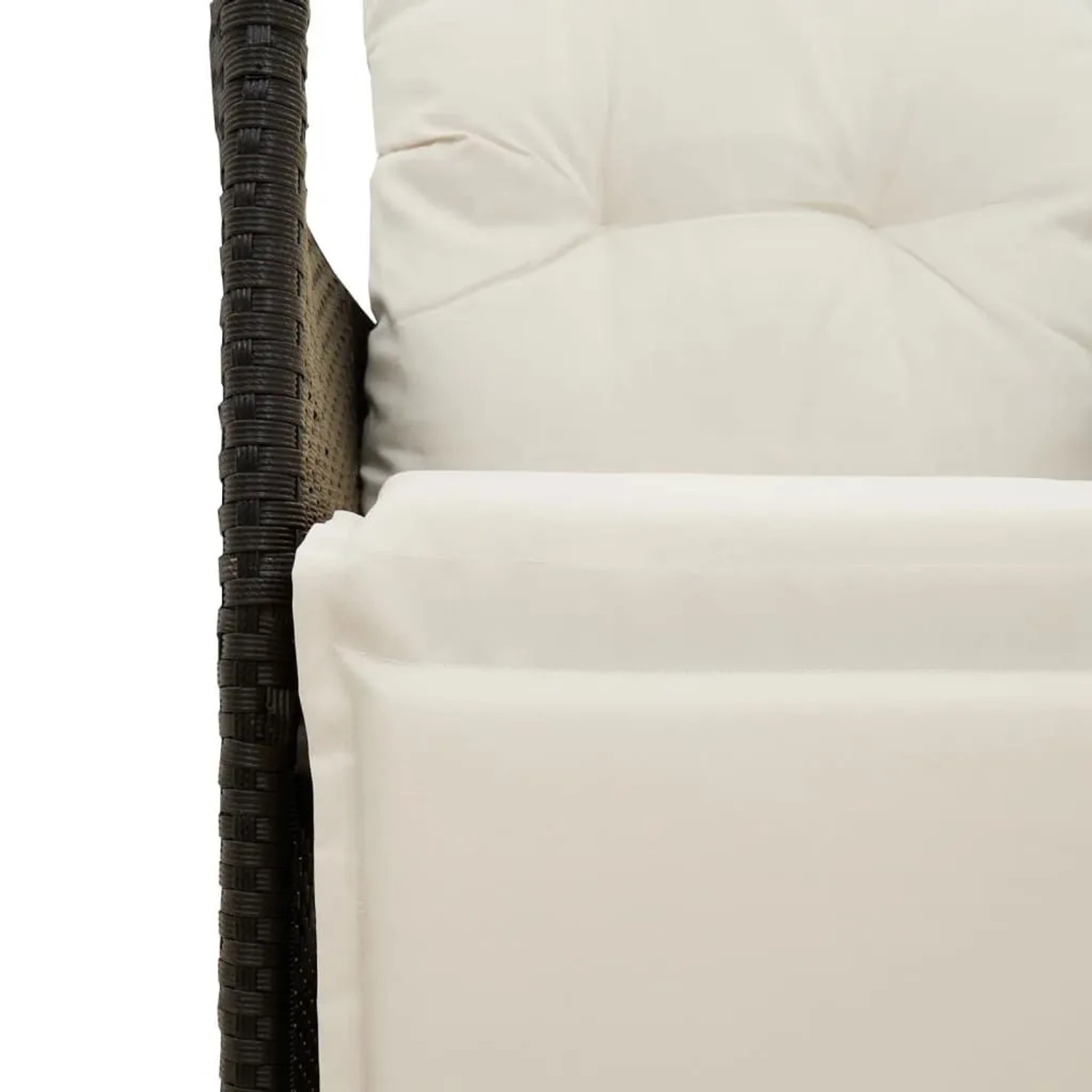 Verstellbarer Gartensessel aus Rattan (schwarz) mit cremeweißen Kissen.