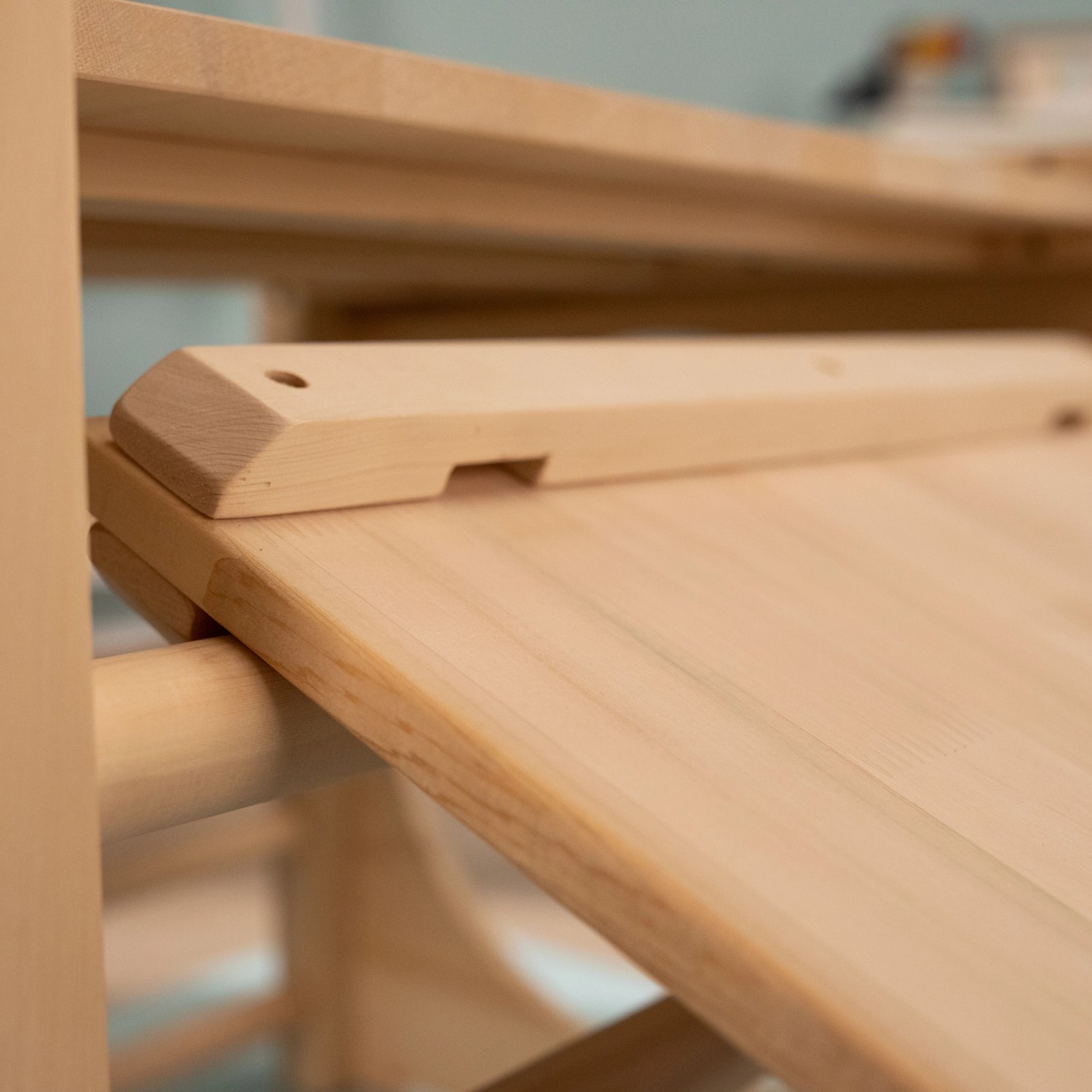 Detailaufnahme der TP Toys Rutsche und Brücke Active aus Holz, Teil der Active-Tots Serie.