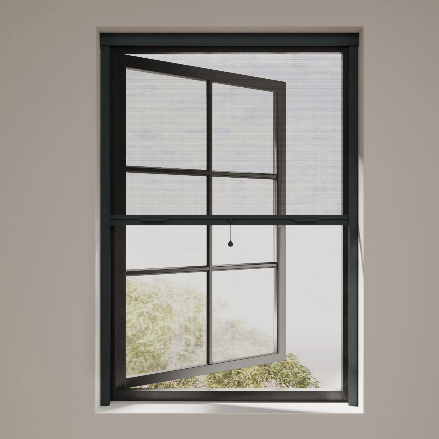 Anthrazitfarbenes Insektenschutzrollo mit Kassette am geöffneten Fenster.