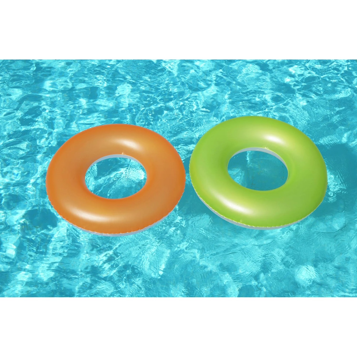 Bestway Schwimmringe, orange und grün, im Wasser. Unifarbenes Design für Badespaß.