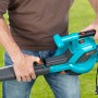 Gardena Elektro-Laubbläser ErgoJet 3000 in Aktion, blau/grau. Laubbläser und -sauger für Garten und Hof.