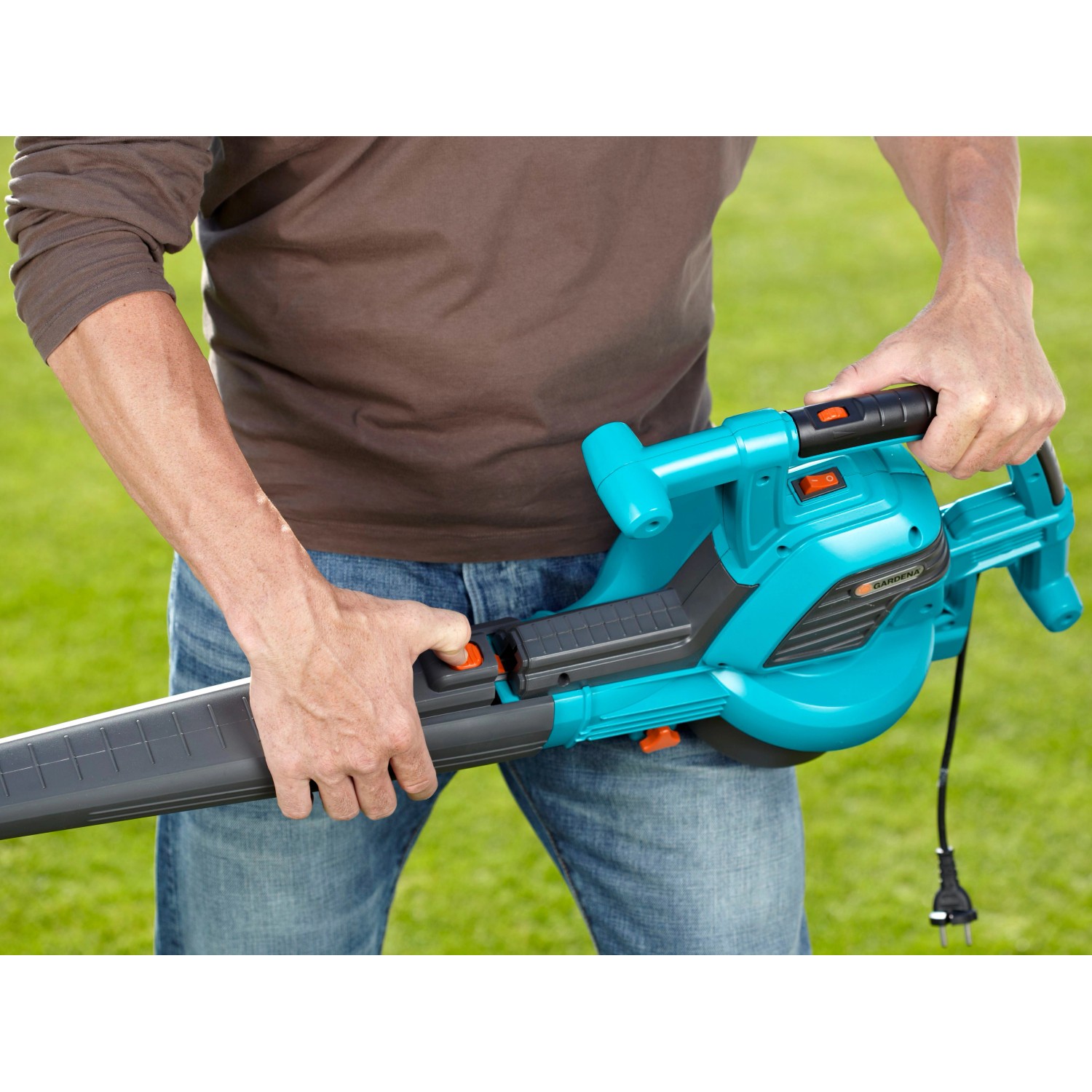 Gardena Elektro-Laubbläser ErgoJet 3000 in Aktion, blau/grau. Laubbläser und -sauger für Garten und Hof.