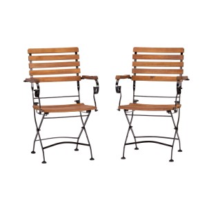 Set aus 2 Acamp Klappsesseln Lindau. Teakfarbenes Akazienholz, schwarzer Eisenrahmen, klappbar für Garten.