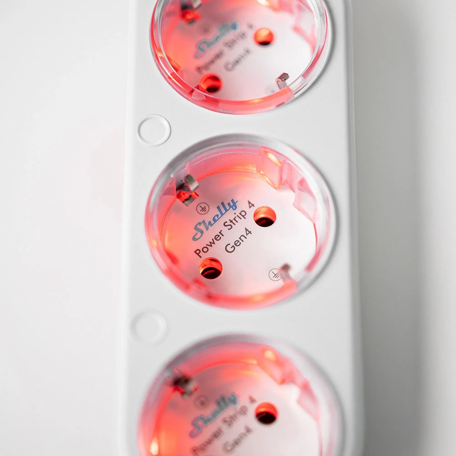 Weiße Shelly Power Strip 4 Gen4 Steckdosenleiste mit vier smarten Steckdosen und LED-Anzeige.
